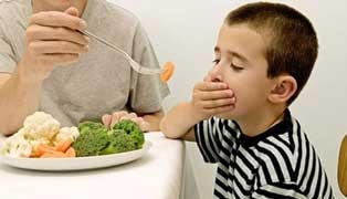 Ребёнок плохо ест и отказывается от пищи: что делать родителям